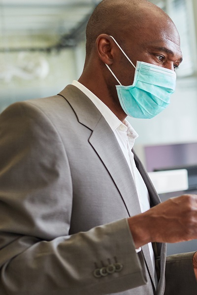 Une personne qui porte un masque médical dans un bureau.
